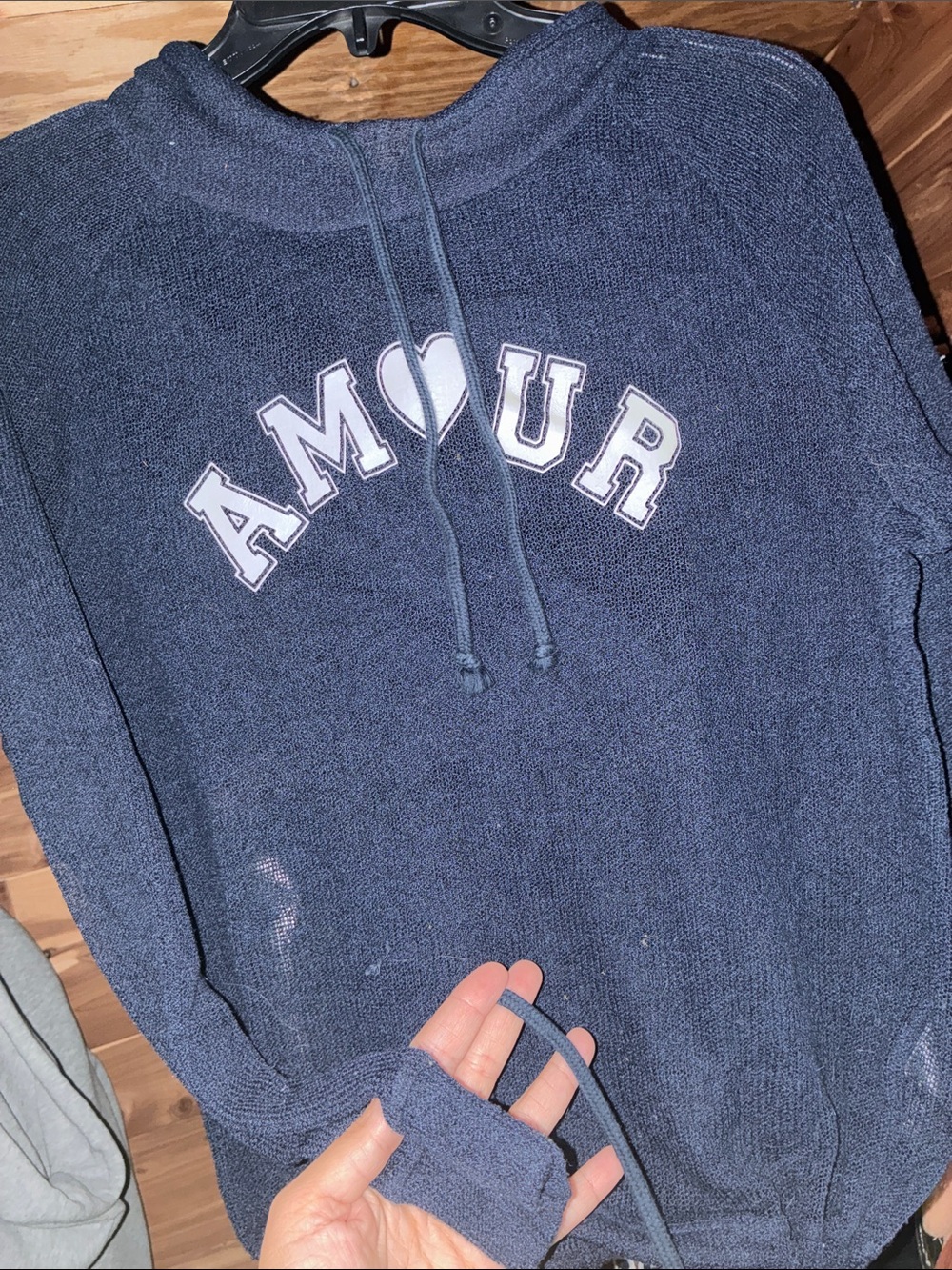 Cute navy H&M light knit sweater great fit EUC Valentine’s Day
